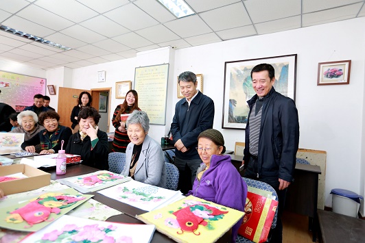 冯守权在重阳节慰问老同志